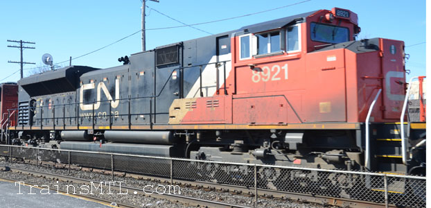 Locomotive CN8921 right side / coté droit